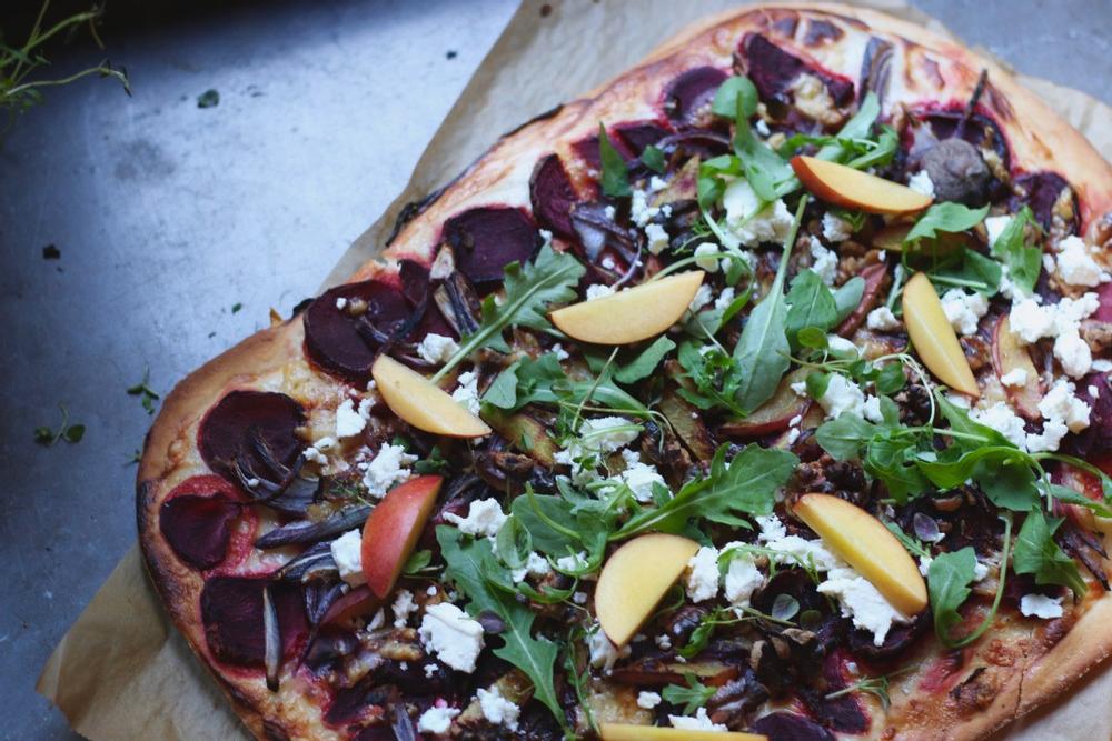 Pizza bianco med rödbetor, valnötter och nektarin HealthGoing
